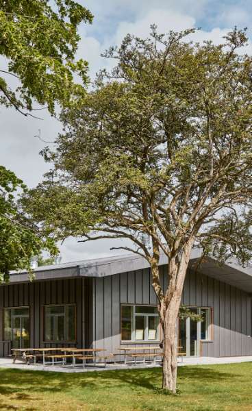 Die Sankt-Birgitta-Schule erhält einen supereleganten „Stahlpavillon“, Privatschule – Østergade 64, 4930 Maribo, Dänemark